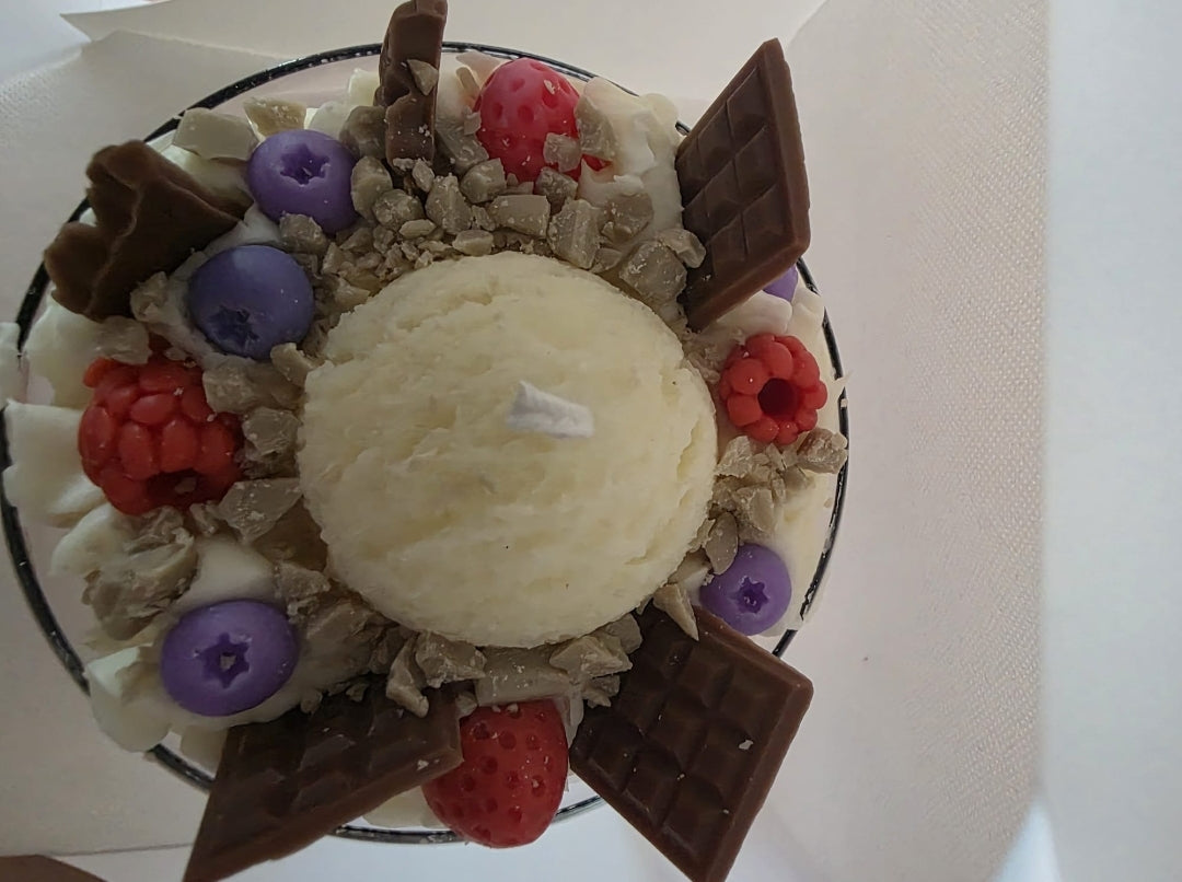 Glacèkerze mit vanilleeis und beeren