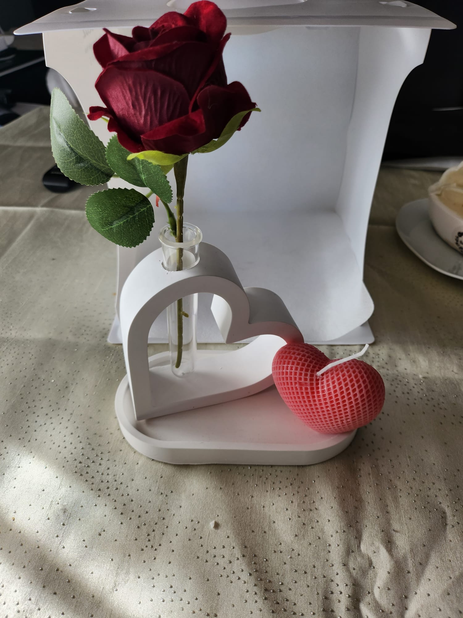 Kompostion mit herzvase untersetzer rote oder rosa kunstrose und herz aus sojawachs