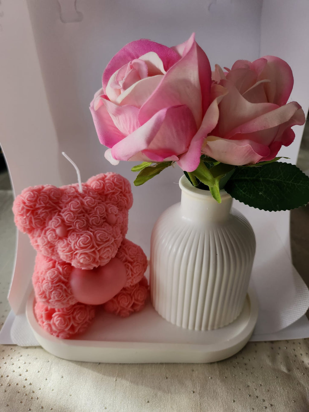 Komposition mit vase 2 Rosen und Teddy Gross