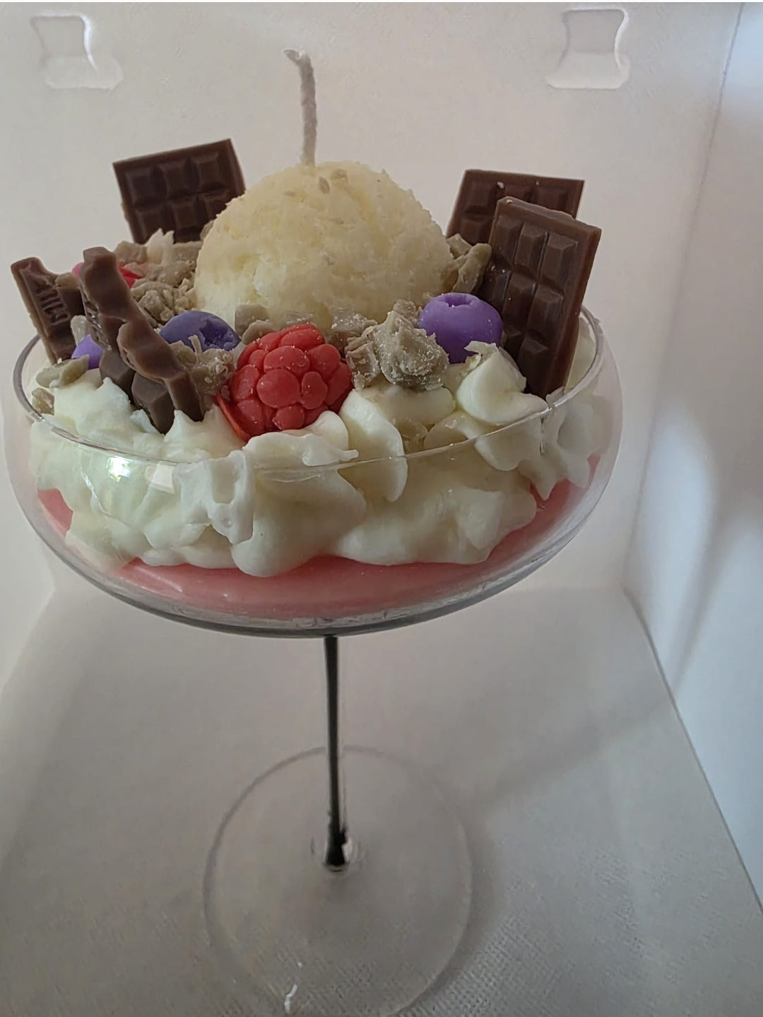 Glacèkerze mit vanilleeis und beeren