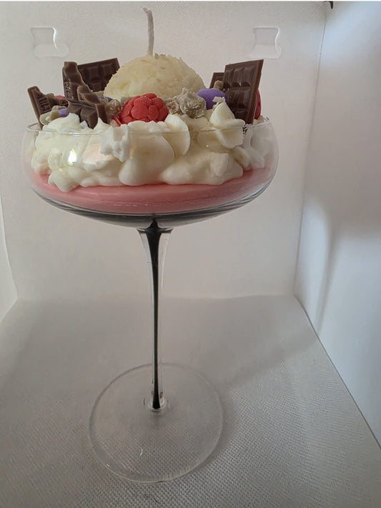 Glacèkerze mit vanilleeis und beeren