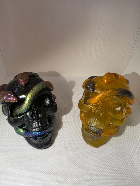 Totenkopf aus resin mit schlangen